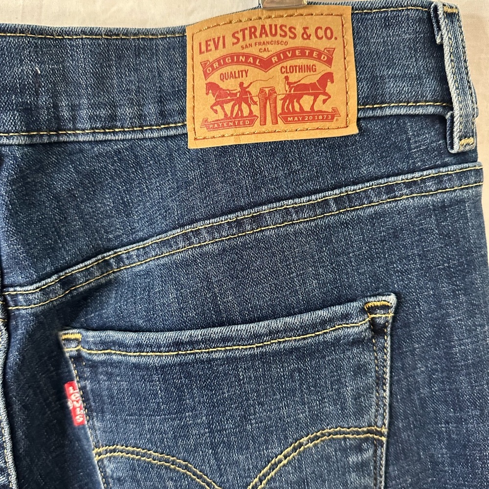Levi’s Bermuda Denim Shorts Women’s Size 28 Mid Rise Dark Wash Stretch - Picture 4 of 6
